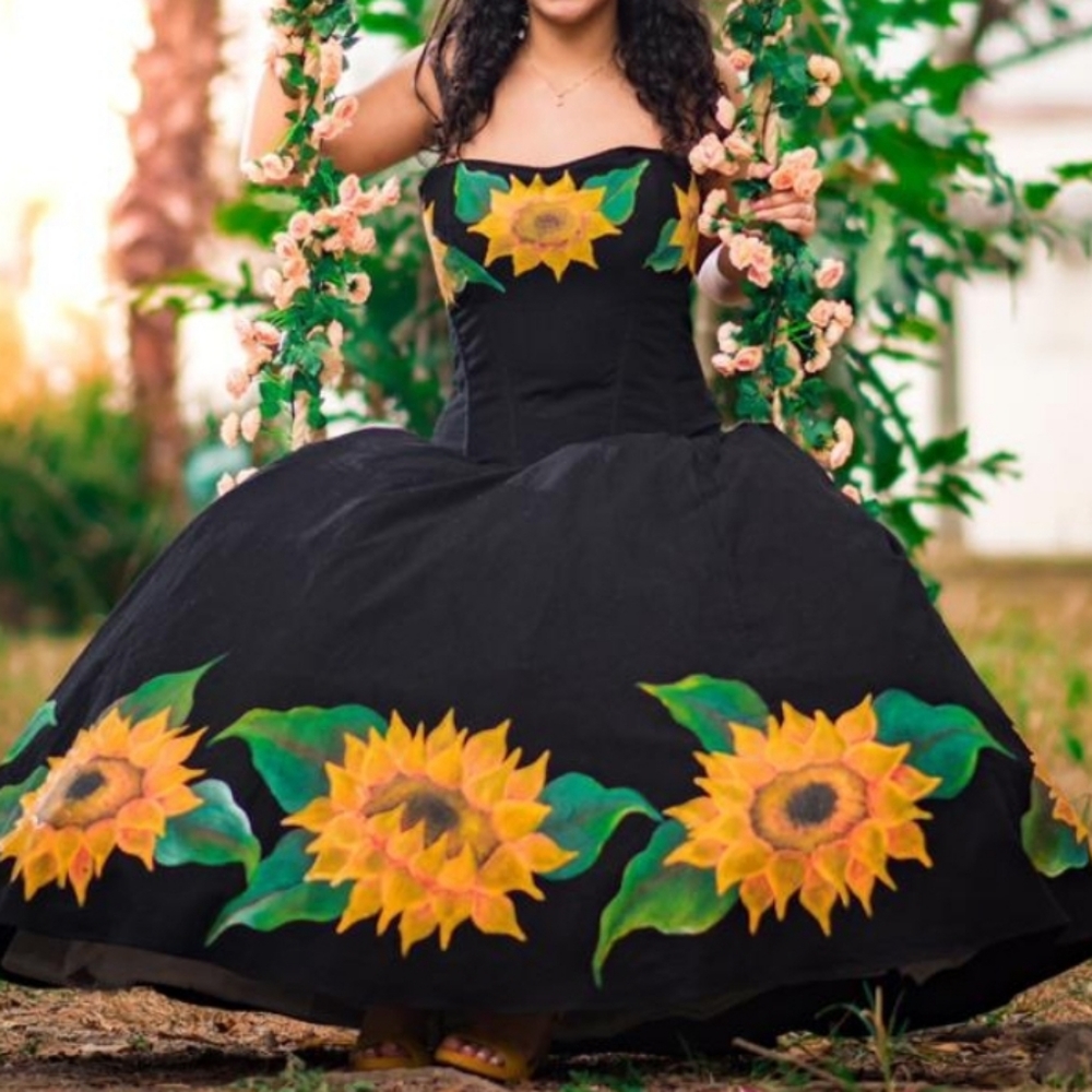 Prom / Quinceañera Hand painted dress size small / pintado a mano